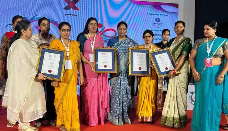 Delhi Chief Minister Rekha Gupta presented Shakti Award to Vimla Sinwar of SIRSA