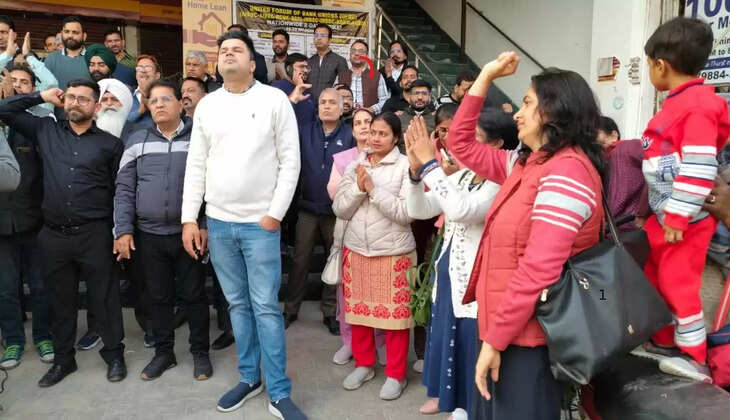 Bank employees protested in Sirsa, warned that if demands are not met, they will go on strike