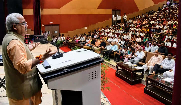  उद्यमिता कार्यक्रम : छात्र पढ़ाई के साथ-साथ काम शुरू कर अर्जित करें आय: सतीश