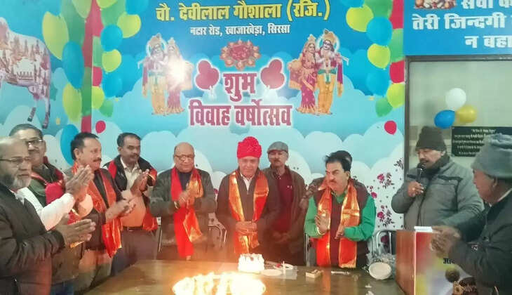 Wedding anniversary celebrated by serving mother cow at Chaudhary Devi Lal Gaushala, Sirsa