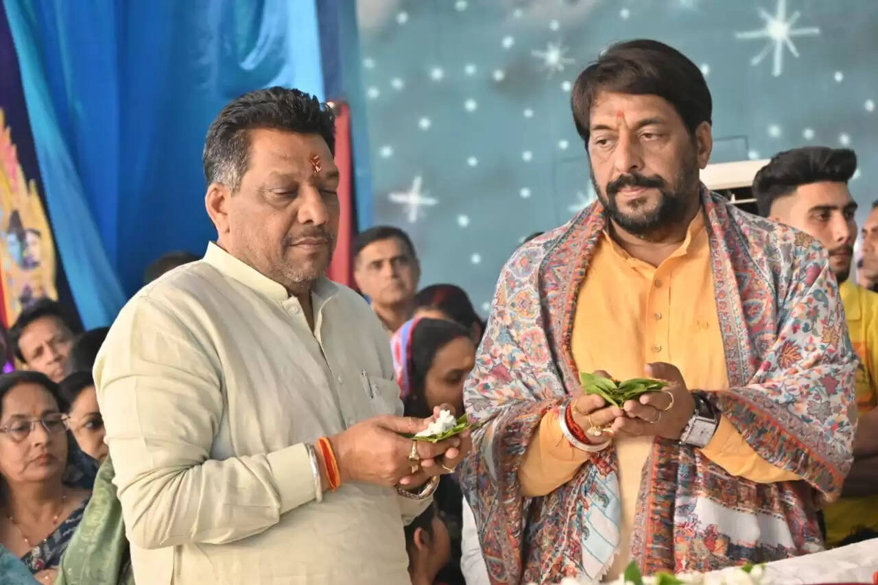 Shiv Puran Katha: By the grace of Lord Shiva, a woman's womb and a man's pocket can never remain empty: Pandit Pradeep Mishra