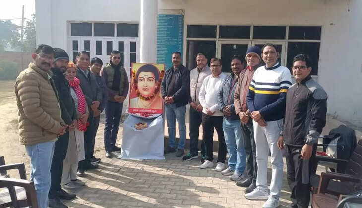 Hazras paid tribute to the first teacher Savitri Bai Phule in Sirsa, Haryana