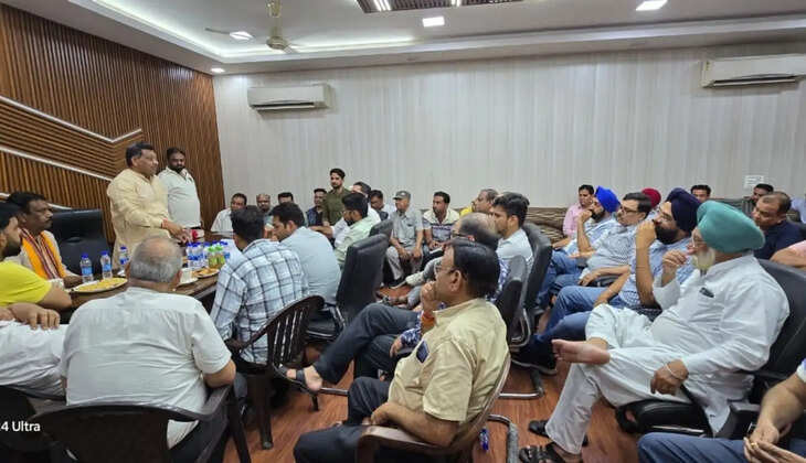 Senior BJP leader Govind Kanda held a meeting with traders regarding the storm water project starting in the markets of Sirsa