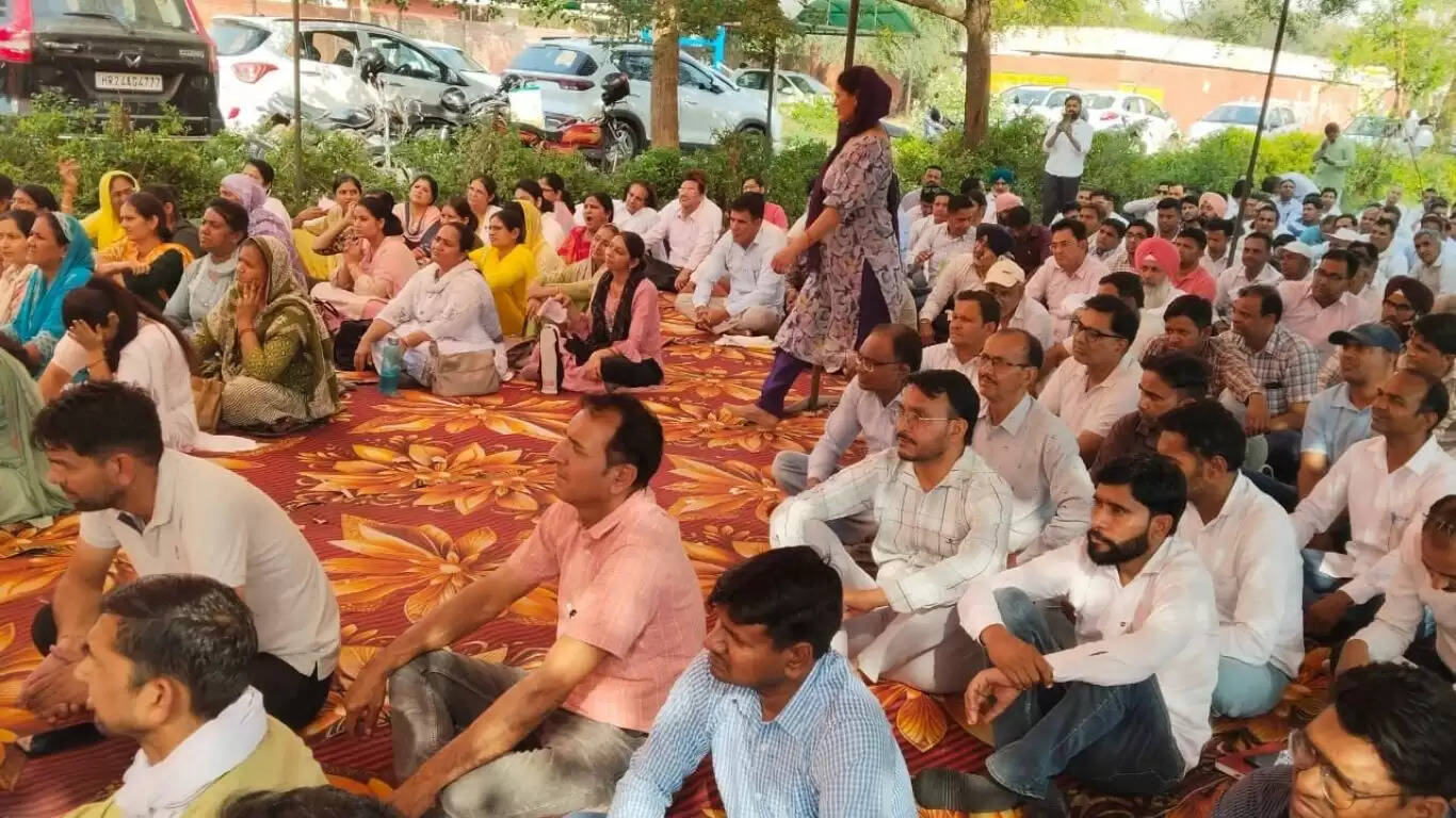 Teachers' organizations demonstrated in Sirsa regarding their demands and submitted a memorandum