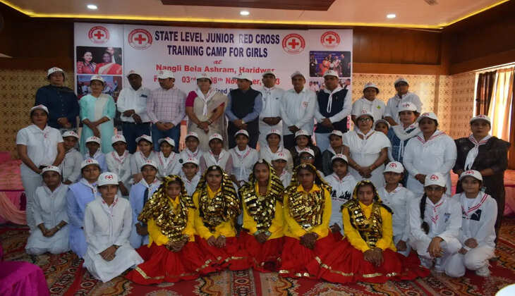 गांव के स्कूल मेंं पहुंचने पर छात्राओं को किया गया सम्मानित 