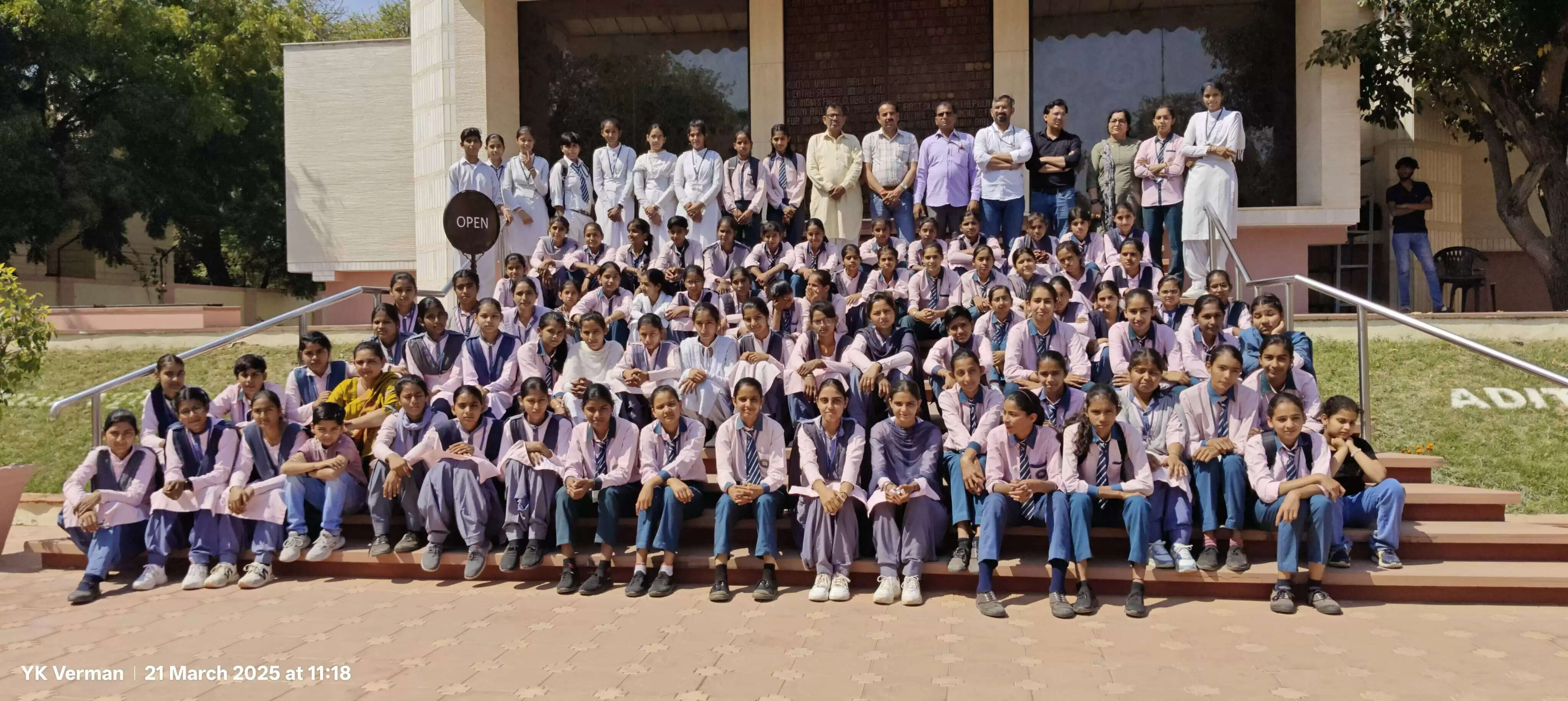 Students of PM Shri School Rupawas in Sirsa did an educational tour of Pilani city