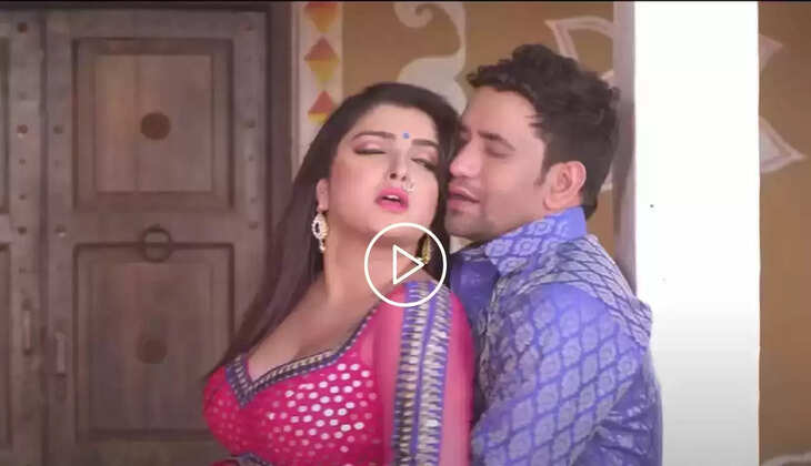  Bhojpuri Song: साड़ी का पल्लू गिराकर Amrapali ने निरहुआ को बनाया दीवाना, रोमांस का वीडियो हो रहा वायरल
