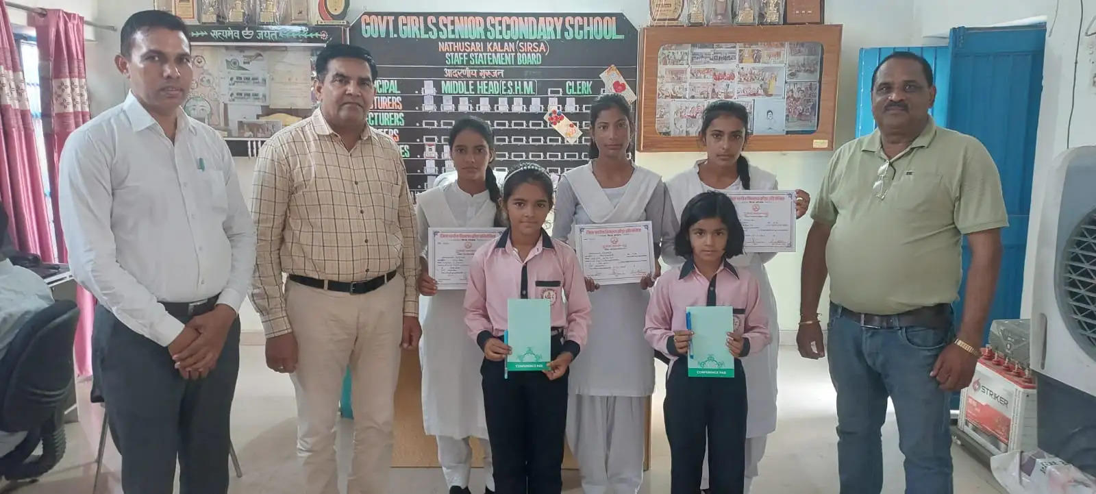 हिंदी दिवस पर हुई प्रतियोगिताओं में अव्वल रही छात्राओं को किया सम्मानित
