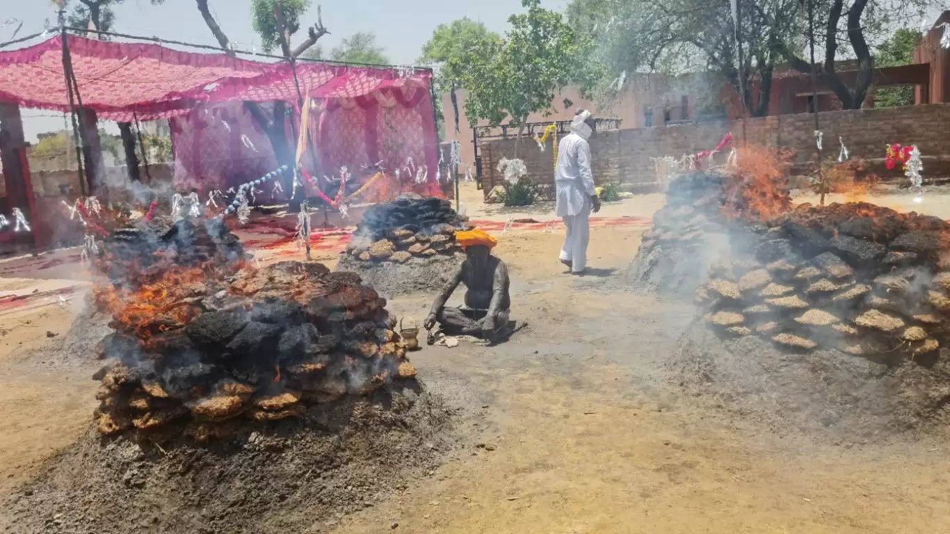  इस तपती गर्मी में गांव दड़बा कलां के अखाड़ा में चारों तरफ पांच धूनों में जल रही आग के बीच महाराज की तपस्या