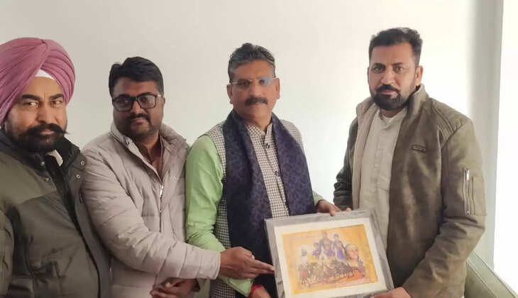 Sirsa's social worker Balwant Shaili presented the form of Char Sahibzada to Cabinet Minister Krishna Bedi