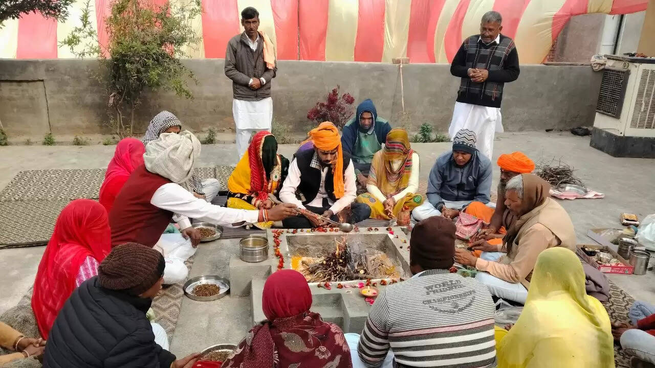 Yogi Jindranath completed his penance under a stream of 108 cold water pots for peace and happiness in the village of Dadba Kalan, villagers danced in the satsang