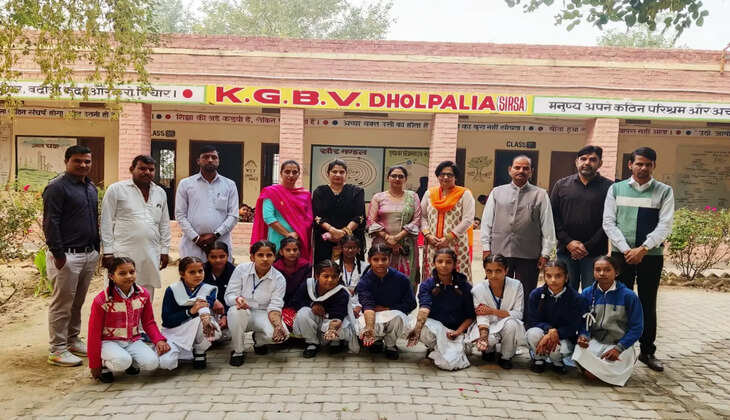 मेहंदी प्रतियोगिता में स्नेहा व कार्ड मेकिंग में रीता रही प्रथम