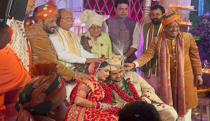 सीएम मनोहरलाल, ओडिसा के पूर्व राज्यपाल प्रो. गणेशीलाल, त्रिपुरा के पूर्व सीएम विप्लव देव ने दिया दोनों को आशीर्वाद