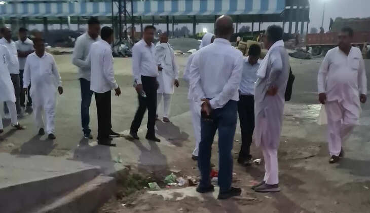 Top officials arrived to check the stock at Nathusari Chaupata grain market