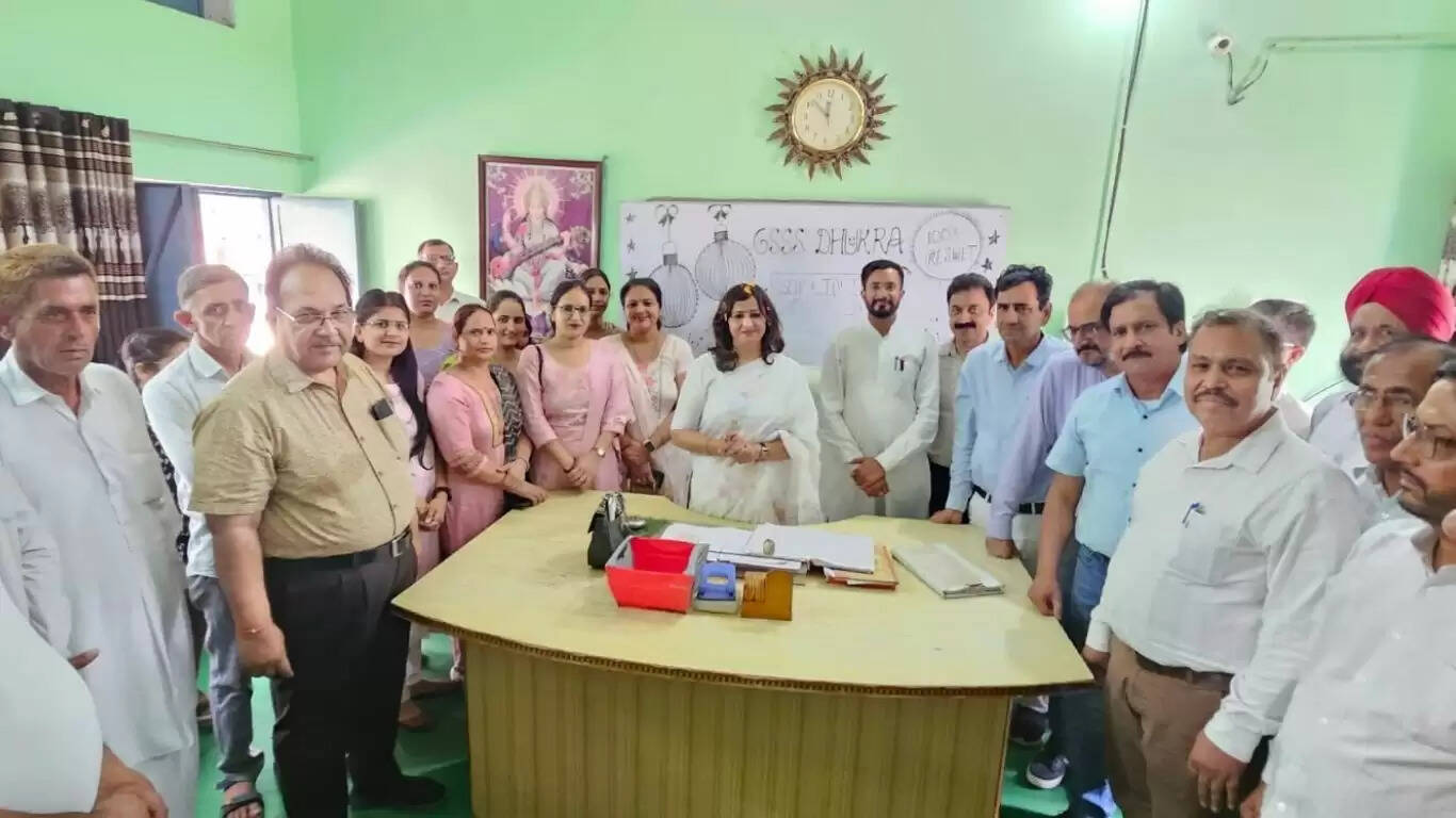 ढूकड़ा गांव के राजकीय स्कूल में मोना पुरी ने बतौर प्राचार्य पदभार संभाला