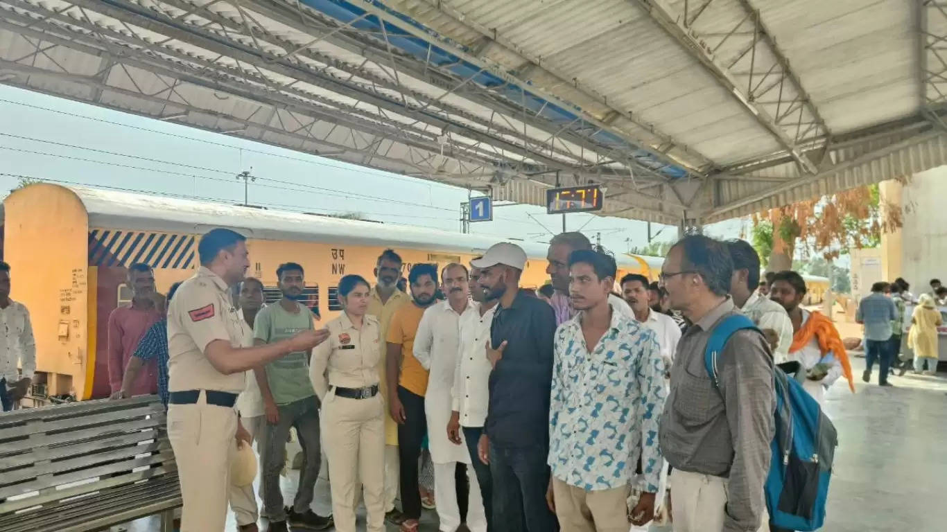 Passengers made aware about cyber fraud at Ellenabad railway station in Sirsa