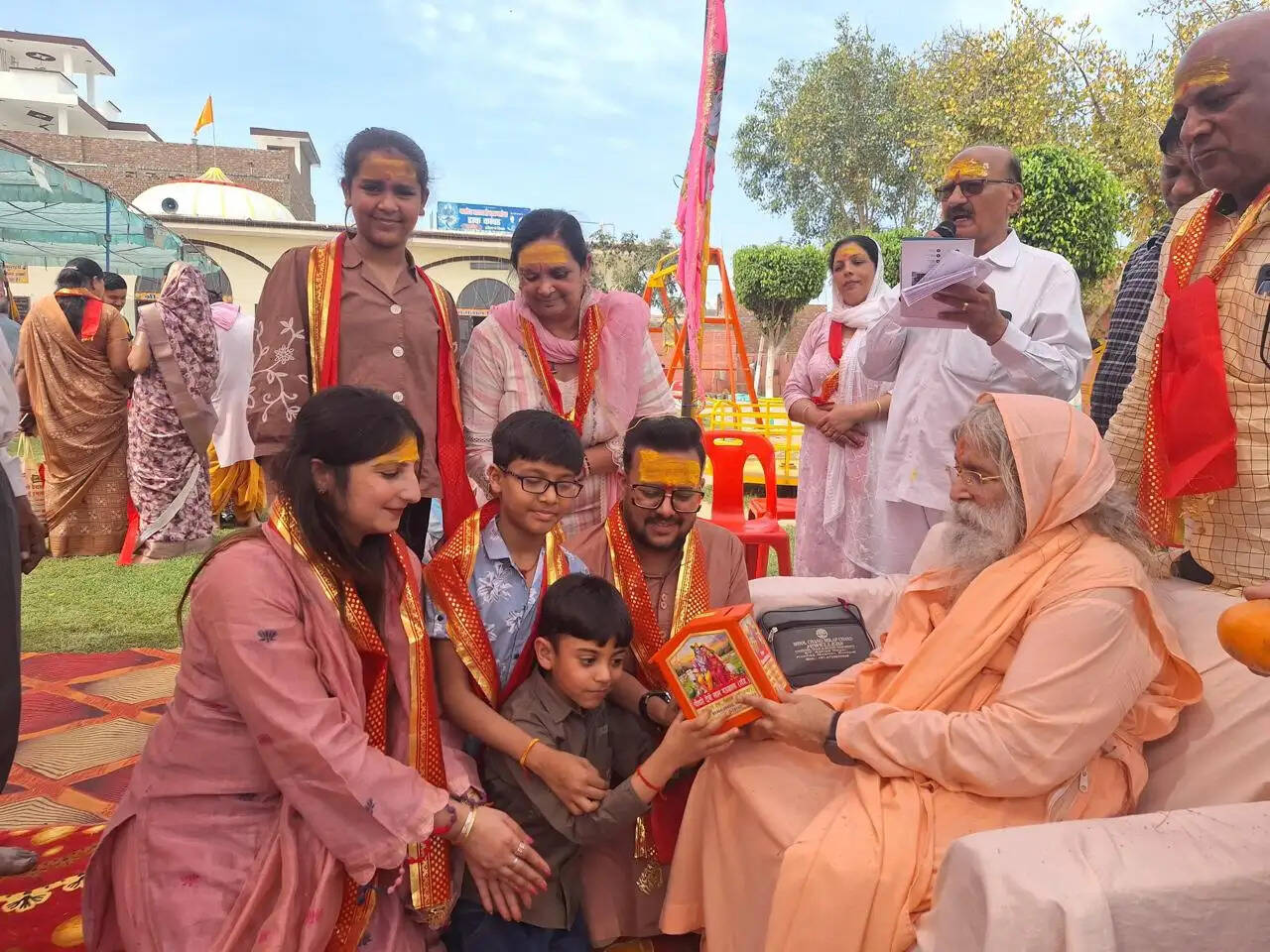 Satsang is essential in life because it makes the mind discerning: Swami Divyanand