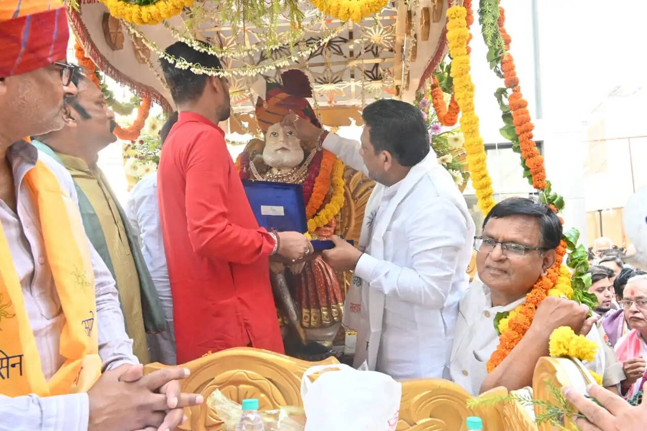 A grand procession was taken out in Sirsa to mark Maharaja Agrasen Jayanti; senior BJP leader Gobind Kanda flagged off the procession