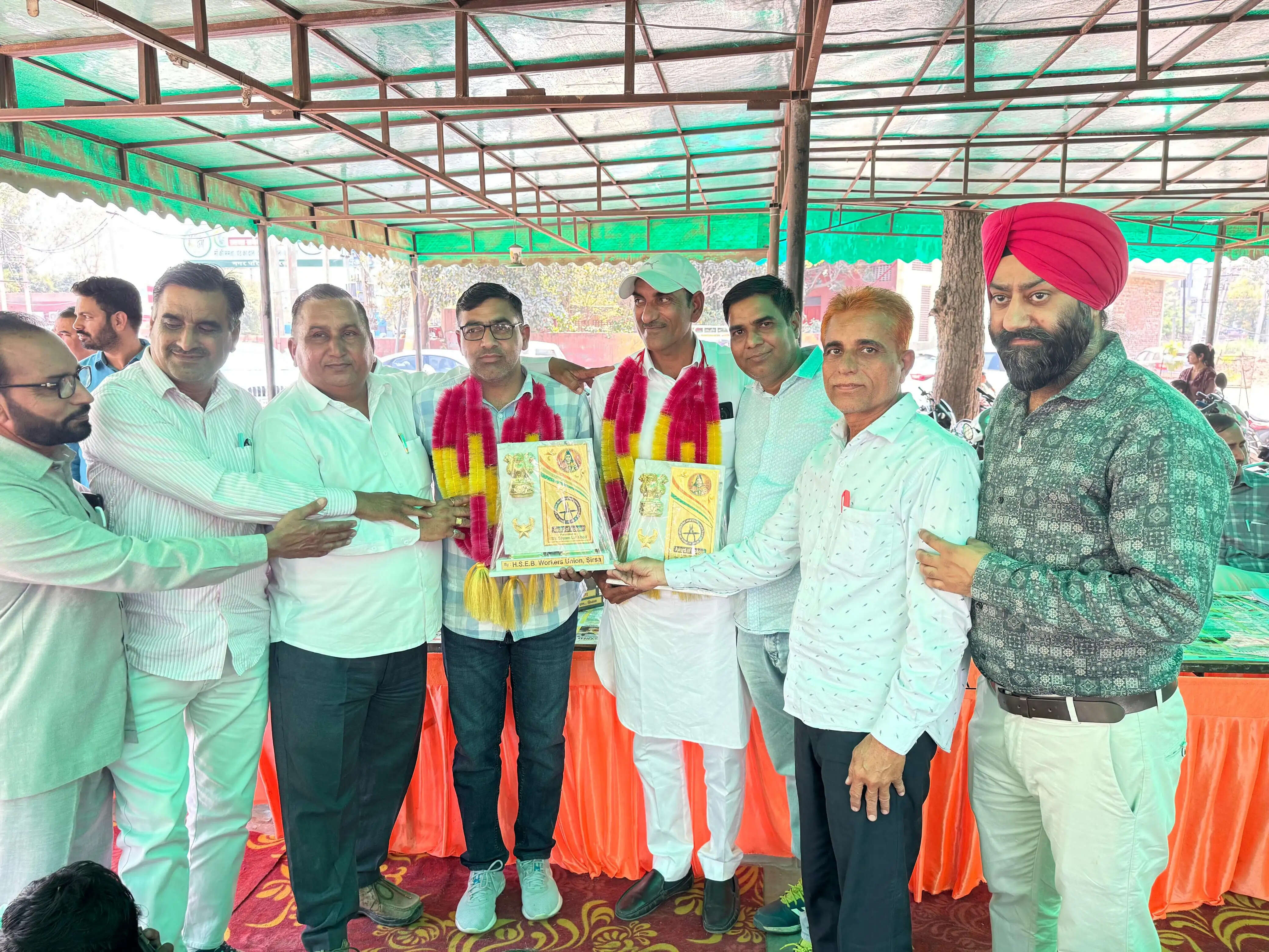 Electricity employee Shyam Lal Khod and Sarpanch Krishna Khoth of Arniyanwali were honoured for saving the lives of a mother and daughter who drowned in a Rajasthan canal