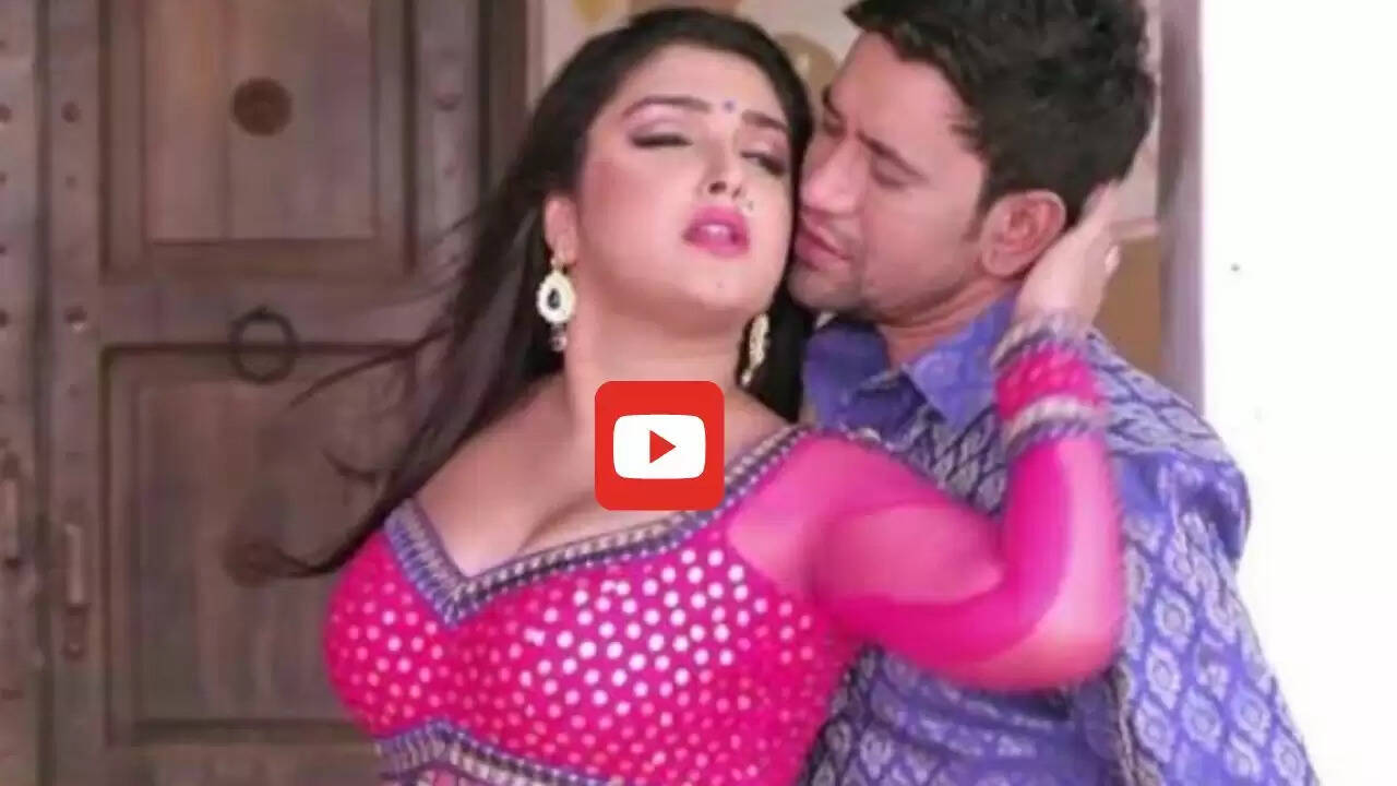 Aamrapali Nirhua Romance: बेडरूम में आम्रपाली दूबे को चूमने लगे निरहुआ, रोमांस देख दर्शकों के छुटे पसीने
