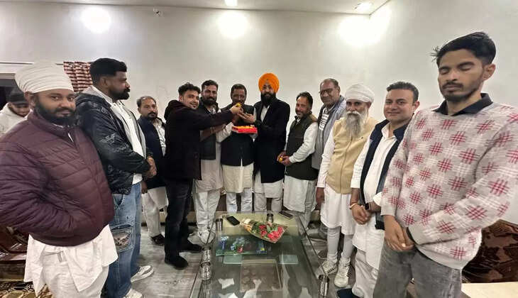 Sukhwinder Singh Mor became a member of the District Planning Board, Shishpal Kamboj congratulated him by offering sweets