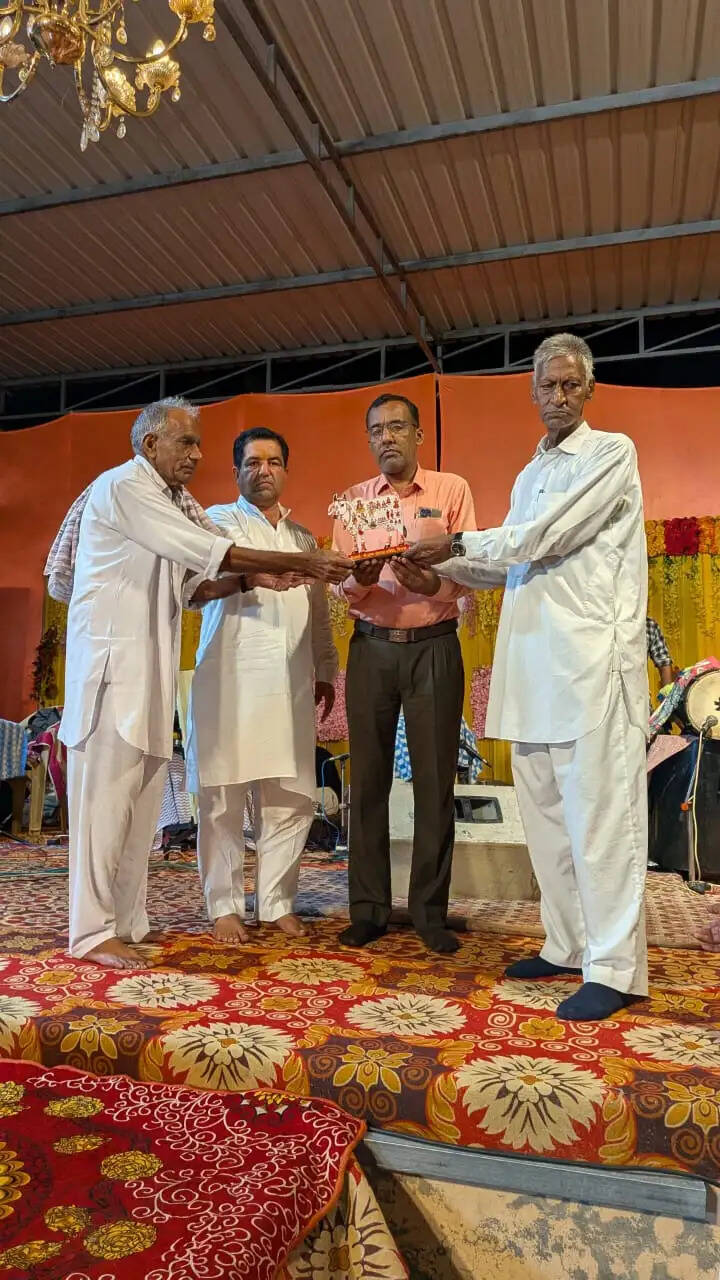 On the occasion of Janmashtami, social worker Raghubir Kadwasra had a brass bell procured from Jodhpur and installed at the Ninan Goshala; he also donated a water cooler