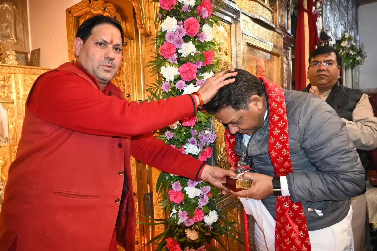A grand musical recitation of Sunderkand was organised at Salasar Dham Temple, where Saraswati Kanda, wife of former minister Gopal Kanda, lit the lamp