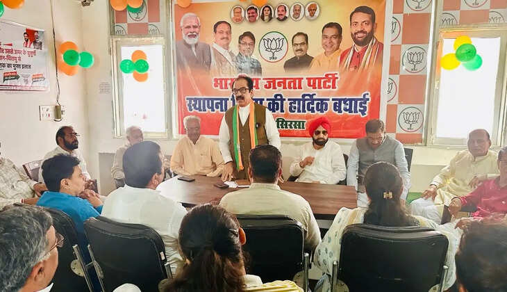 The party's 46th foundation day was celebrated with great pomp at the BJP office in Sirsa