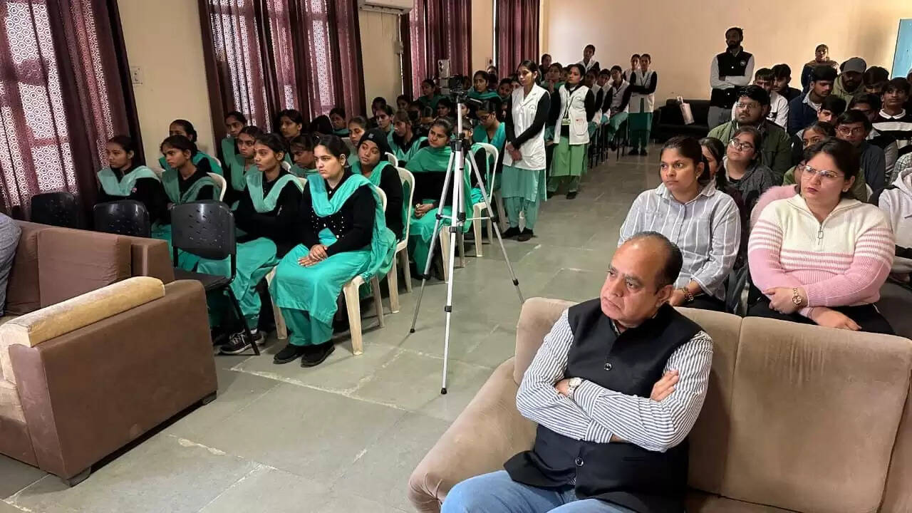 Free eye check-up camp organised at Rajendra Institute Sirsa, Dr Vivek Gagneja told the measures for proper nutrition of the eyes