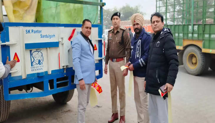 Follow traffic rules in fog, reflectors installed on vehicles in various markets of Sirsa