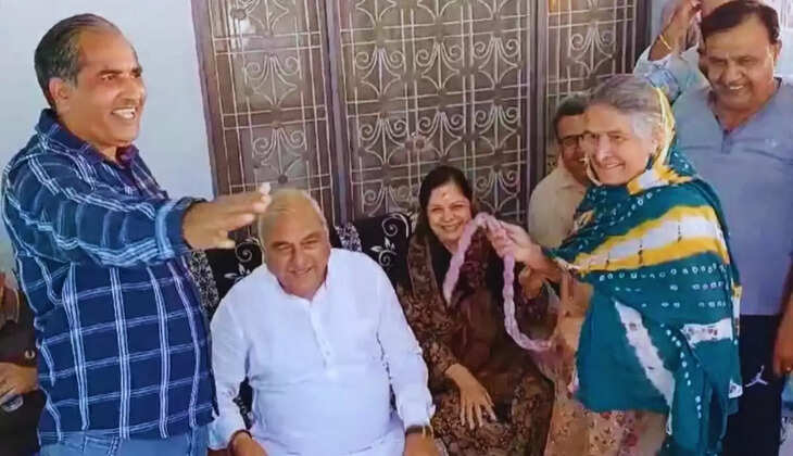 फाग के दिन हरियाणा के पूर्व सीएम भूपेंद्र हुड्डा पर महिला ने बरसाए कोड़े; सोशल मीडिया पर वायरल हुई वीडियो