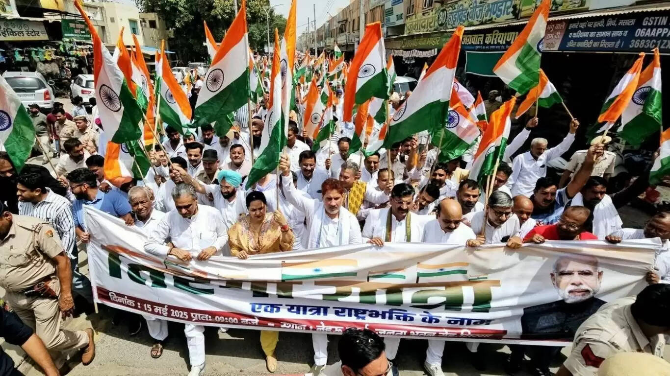 Tiranga Yatra was taken out in Sirsa in honor of the three armies and armed forces, citizens participated in large numbers