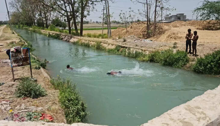  Despite the ban, young people are bathing in the canals, clothes are visible on the warning boards
