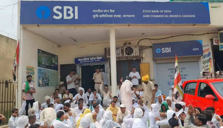 गांव कागदाना में एसबीआई शाखा के सामने पीएम फसल बीमा योजना के तहत जमा प्रीमियम राशि एक साल बाद वापस लौटाने को लेकर नाराज किसानों ने शुरू किया धरना 