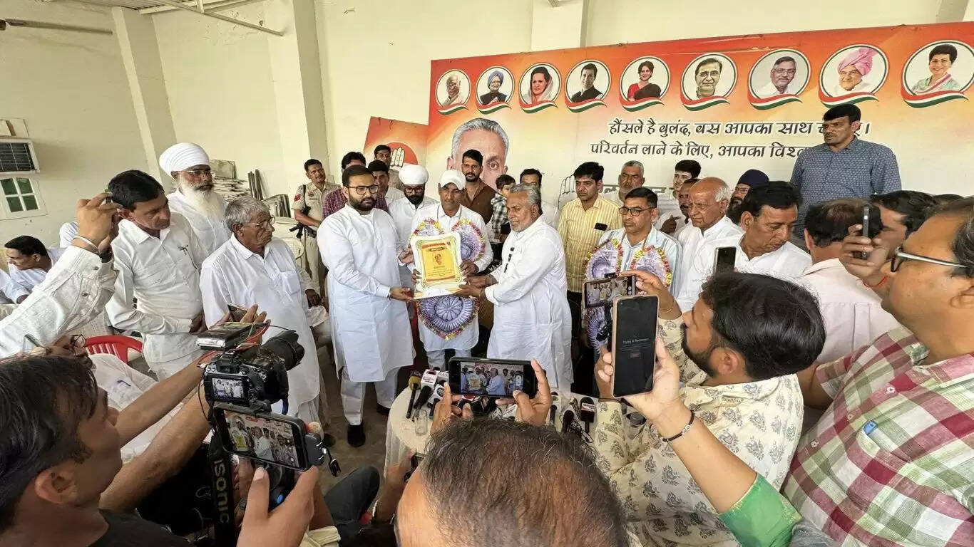 Ellenabad MLA Bharat Singh Beniwal honored the Sarpanch of Arniyawali and the head of the Electricity Union who saved the life of a woman and a child in the Rajkanal Canal