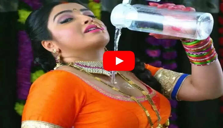 Bhojpuri Song: निरहुआ ने आम्रपाली को गोद में बैठाकर ली जोरदार पप्पी, आम्रपाली के मुंह से निकली उह उह