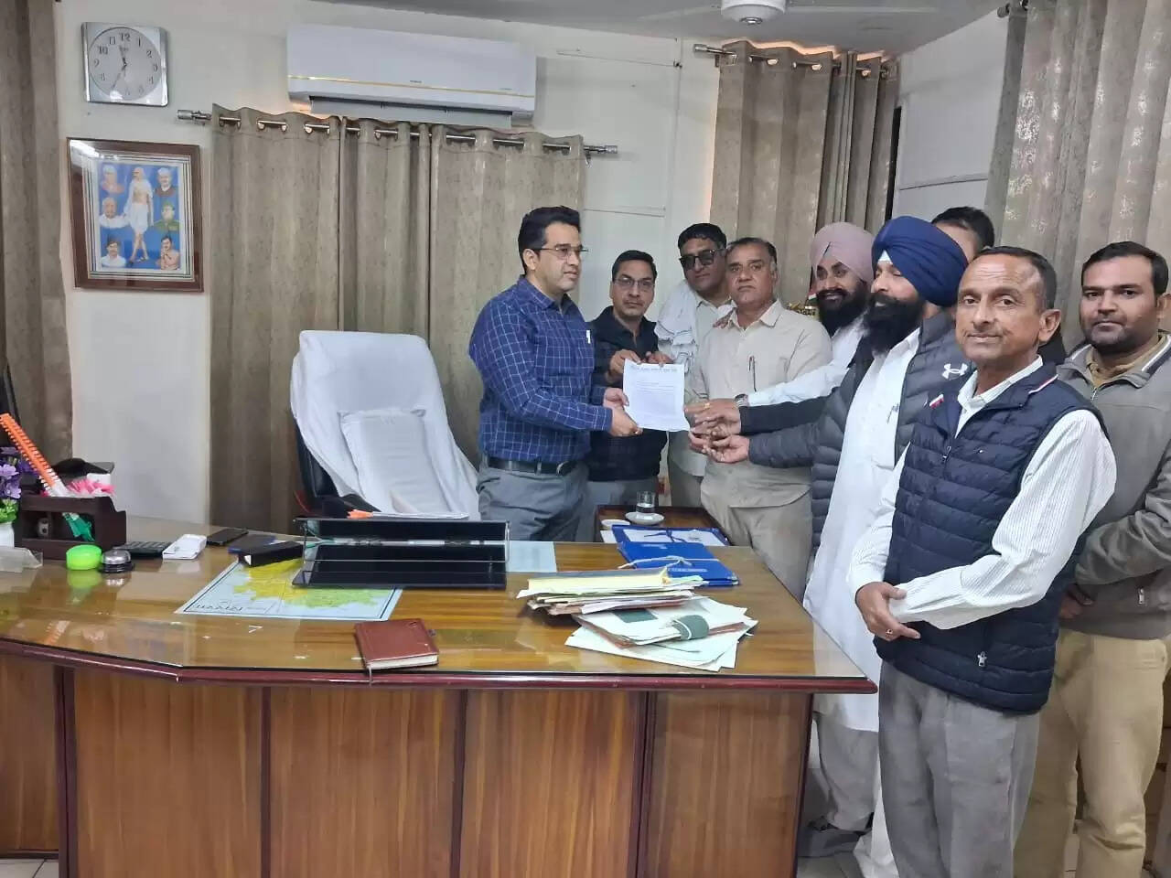 Roadways employees demonstrated and submitted a memorandum to the General Manager, if their demands are not met, a Justice March will be held on January 18, a blueprint for the Justice March was made in the meeting