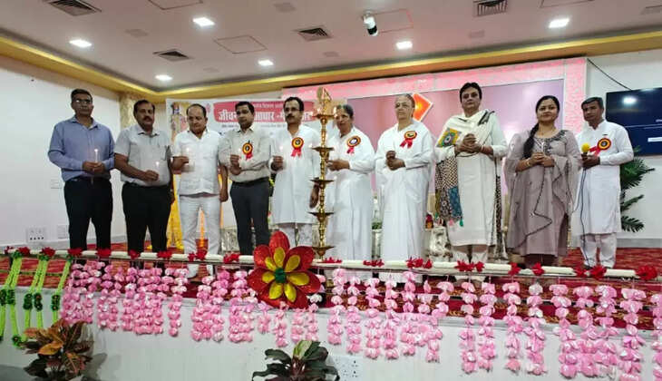 Shrimad Bhagavad Gita is the best solution to all problems - Rajyogini Veena Didi