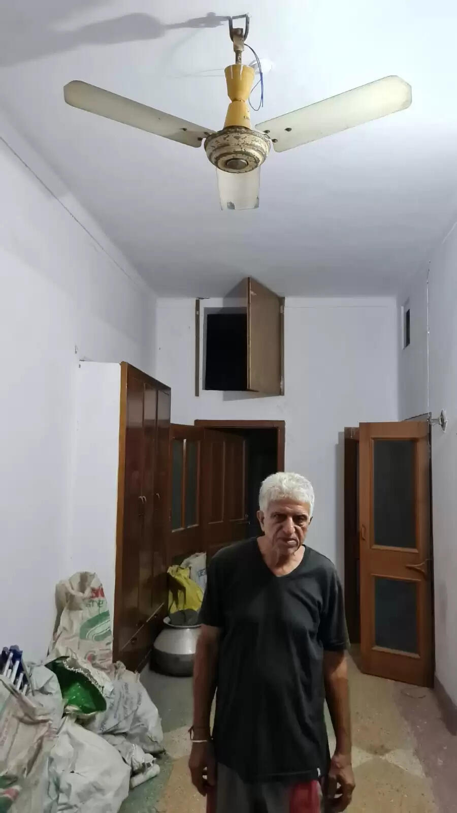 गांव कुताबढ़ के हरिश कुमार मेहता के घर पर चलते हैं पुराने पंखे