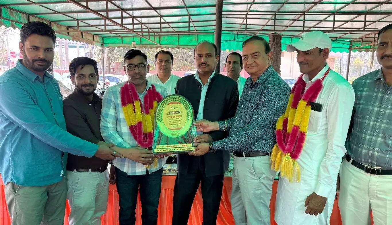 Electricity employee Shyam Lal Khod and Sarpanch Krishna Khoth of Arniyanwali were honoured for saving the lives of a mother and daughter who drowned in a Rajasthan canal