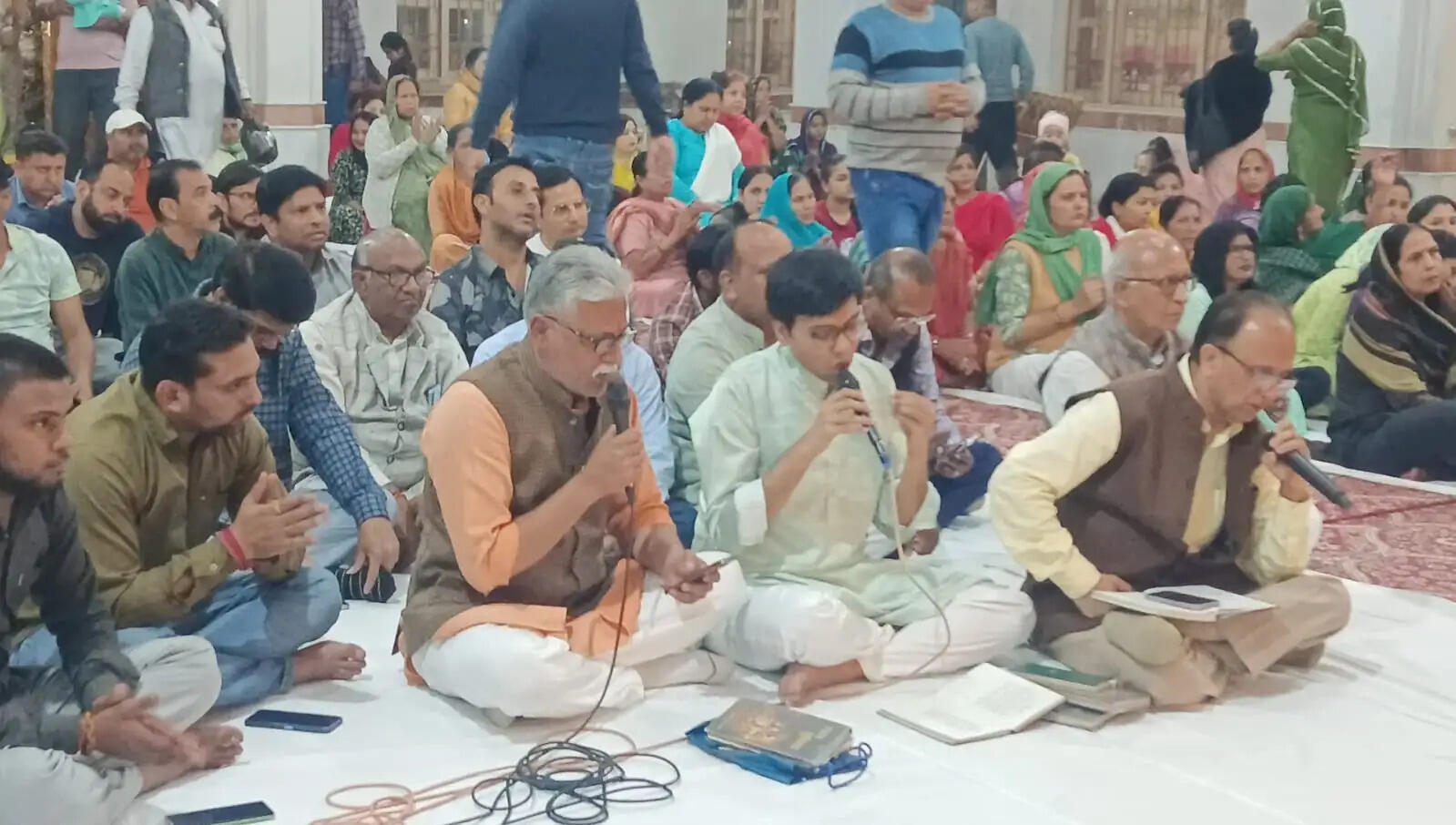 In the Falgun festival at Shri Khatu Shyam Dham, devotees played Holi with flowers and gulal with Baba Shyam and sang hymns of Baba Shyam