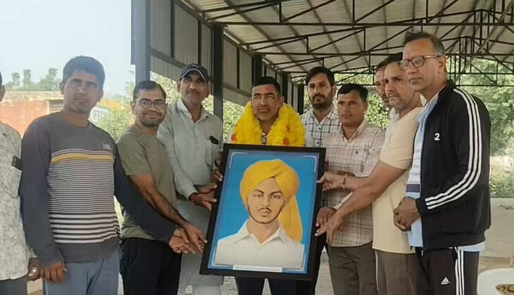 The State Media Secretary of HSEB Worker Union of South Haryana Electricity Distribution Corporation was honored by the Youth Club in village Arniya Wal