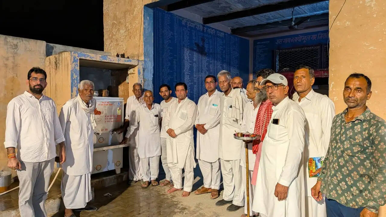 On the occasion of Janmashtami, social worker Raghubir Kadwasra had a brass bell procured from Jodhpur and installed at the Ninan Goshala; he also donated a water cooler