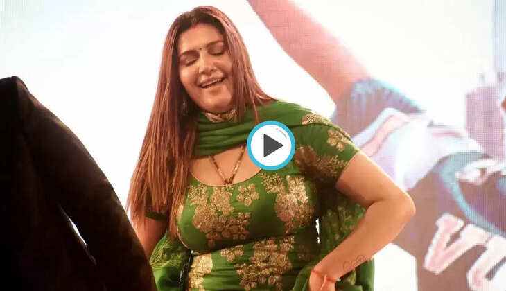  Sapna Dance: बिहार में सपना चौधरी ने इस गाने पर लगाए जबरदस्त ठुमके, दूर बैठा ताऊ भी लेने लगा मजे​​​​​​​