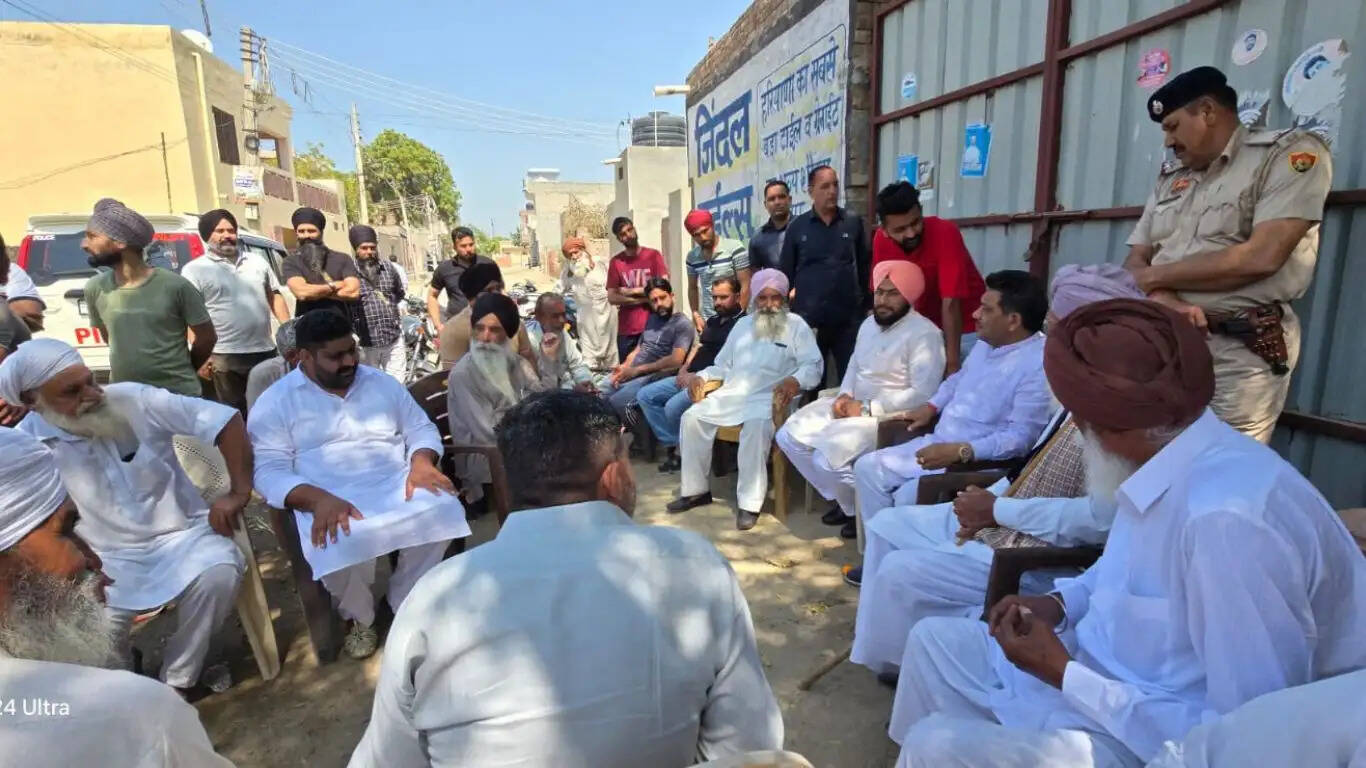 Construction work of streets costing 5 crore 10 lakhs started in this ward of Sirsa, senior BJP leader Gobind Kanda inaugurated the work by breaking a coconut