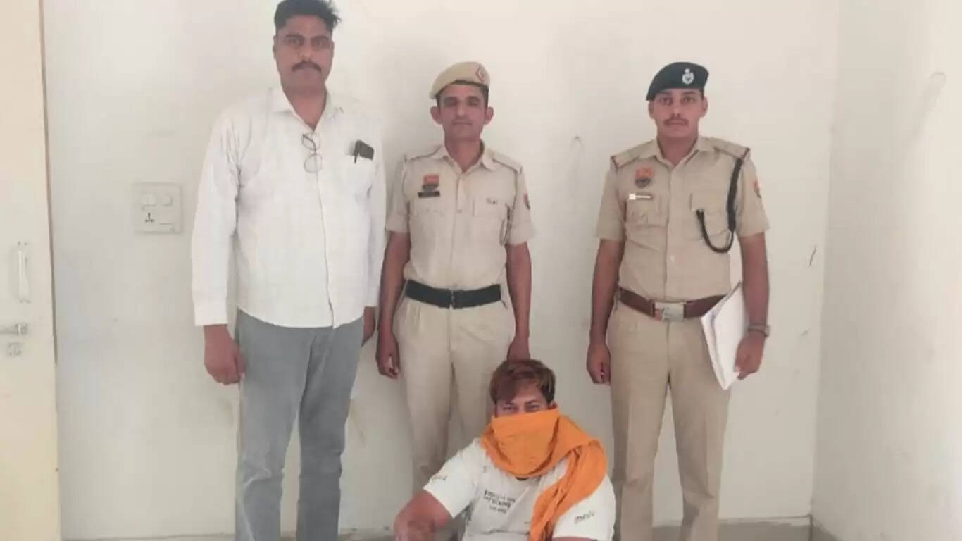A cunning thug who defrauded lakhs of rupees in the name of sending people abroad on work permit by preparing fake documents has been arrested by the police