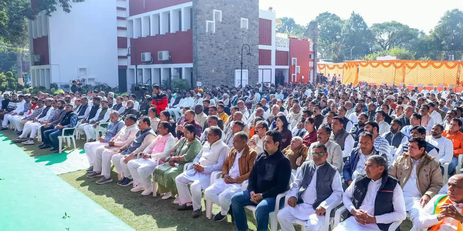 मुख्यमंत्री से जुड़े हैं