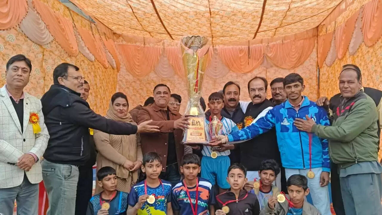 Geeta Senior Secondary School, Begu's team became the winner in the Kabaddi competition, Ravi got the award for Best Raider and Bhavya of Gudiyakheda got the award for Best Catcher
