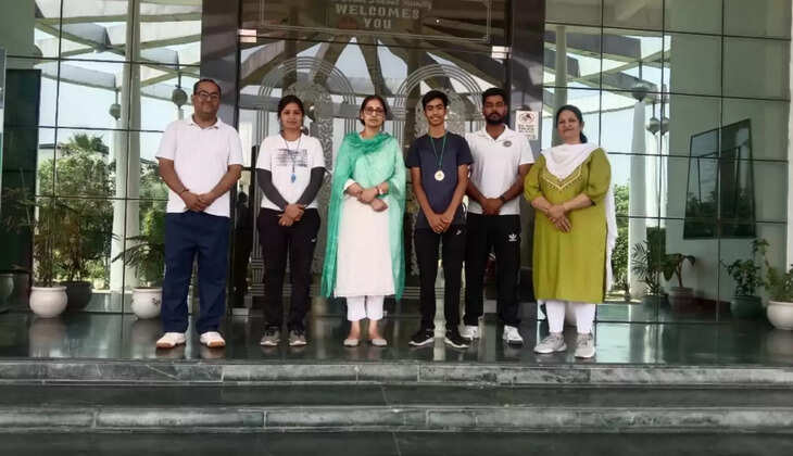   ओपन बैडमिंटन टूर्नामेंट में द सिरसा स्कूल के ईशान शर्मा ने जीता रजत पदक