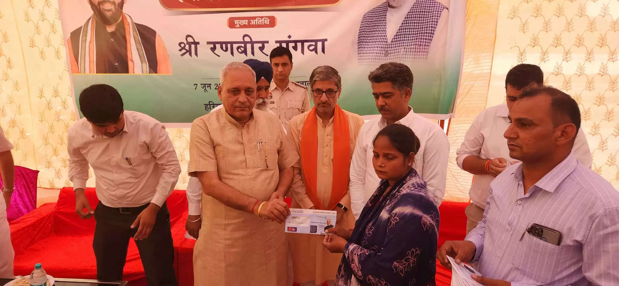 हरियाणा के डबवाली में विधानसभा उपाध्यक्ष रणबीर गंगवा ने लाभार्थियों को वितरित किए हैप्पी कार्ड, ये मिलेगा फायदा